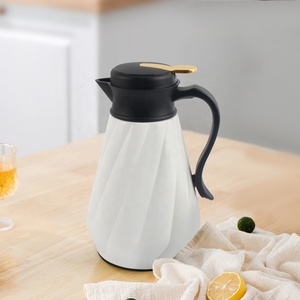 Hervidor de agua minimalista de plástico con tapa, forma poligonal, mango blanco y negro para uso doméstico - Product Image 1