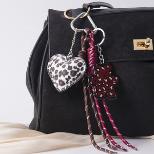 Vente en gros de porte-clés en cuir PU de haute qualité avec pendentif en forme de cœur à imprimé léopard, accessoires Miu Lanyard - Product Image 4