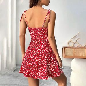 Un elegante vestido con tirantes florales, un cuello cuadrado chic y una minifalda divertida, para un look divertido y encantador. - Product Image 6