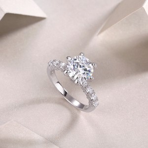 Anillo de Compromiso de Plata de Ley S925 con Moissanita, Corte Brillante Redondo, Engaste de Garras, Banda Pavé, Joyería Clásica para Mujer - Product Image 4