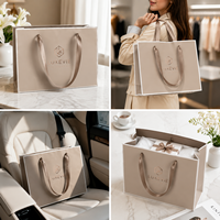 Sac fourre-tout de luxe élégant et écologique en carton ivoire avec ruban nude, finition mate, idéal pour boutiques et cadeaux