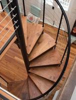 Escalier en colimaçon moderne de style minimaliste avec marches en bois pour projets résidentiels et villas