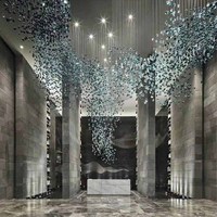 Grand lustre de plafond d'hôtel moderne pour salon Luminaire suspendu en cristal de couleur personnalisé Luminaire suspendu en cristal de couleur pour hall d'entrée