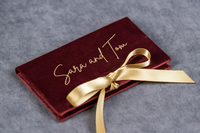 Ensemble de pochettes élégantes en velours pour cartes de mariage avec calligraphie dorée, ruban en satin et design personnalisé pour toute célébration