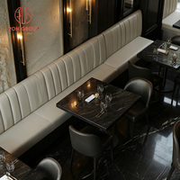 Canapé en cuir rembourré de style minimaliste moderne et luxueux, table avec structure en marbre, ensemble de chaises avec pieds en métal, mobilier pour salle à manger, café, restaurant