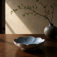 Service de table en céramique à motif Seigaiha traditionnel, forme de pétale, motif vague bleu indigo, assiette et bol en porcelaine pour la cuisine japonaise