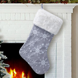 Nueva llegada, venta al por mayor, adornos navideños blancos, bolsa de regalo, bolsa de dulces bonita, medias navideñas de felpa gris - Product Image 2