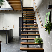 Escalier droit en acier et bois sur mesure pour usage domestique dans les villas duplex et les lofts