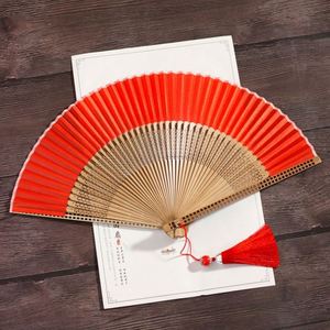 Éventail pliant en soie personnalisable avec nom des mariés, date et style floral pour mariages, fêtes et souvenirs - Product Image 6