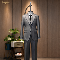 Costume d'affaires 3 pièces Jieqian pour homme, gris, 66 % polyester, 28 % viscose, 6 % élasthanne, 215 g/m², 2 boutons, revers pointu, gilet inclus, OEM