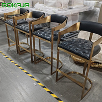 Tabouret de bar à dossier en forme de T au design de luxe Tabouret de bar à bras coniques en acier inoxydable doré haut de gamme Chaises de bar en cuir pour café d'hôtel