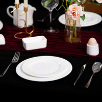 Service de vaisselle en porcelaine fine personnalisé P&T Wholesale, style minimaliste, blanc, pour restaurant et hôtel.