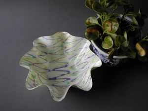 Cuenco decorativo artístico de resina, ideal para la decoración de mesas de centro, con un moderno patrón de colores abstractos, hecho a mano con gran belleza. - Product Image 3