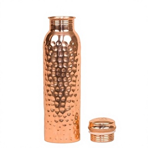 Botella de agua metálica Heritage de cobre martillado de 1000 ml, portátil, para viaje, con diseño tradicional chino y tapa. - Product Image 1