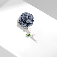 Pin berlian imitasi kristal mewah bros mutiara Fashion wanita dekorasi pernikahan berlapis bunga kain mawar aksesori tas