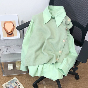 Ensemble 2 pièces pour <span class=keywords><strong>femme</strong></span> : Chemise à col pointu et manches longues, Gilet en maille asymétrique à boutons perlés – Style Preppy pour le quotidien - Product Image 3