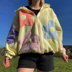 Sudadera con capucha de hockey para mujer con cremallera, bordado de parches florales, forro polar, 100% algodón, con bolsillo, corte regular - Product Image 2