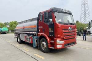 Camión Cisterna Jiefang J6 4x2 - Tanque de 12.6 CBM y Dispensador de Alto Flujo para Obras de Construcción - Product Image 4