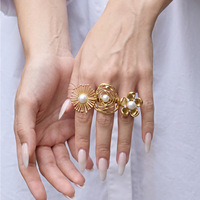 HECATE Cincin Pita Polos Baja Tahan Karat Berlapis Emas 18K dengan Mutiara Bertatahkan Bunga Tidak Beraturan Klasik Elegan Uniseks Buatan Tangan