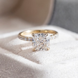 Anillo de Diamante de Laboratorio con Corte Cojín, 3 Quilates, E VS1, Oro Amarillo de 18K, Modelo MSR-1639 - Product Image 2