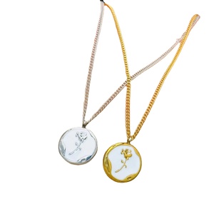 Collier en acier inoxydable pour femme, style vintage, avec pendentif rose émaillé, bijou glamour et tendance - Product Image 2