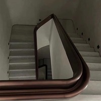 Escalier en bois à double poutre en acier noir avec garde-corps en verre pour villa