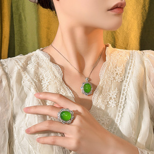 Ensemble Bague et Collier en Cuivre Écologique Plaqué Argent avec Zircon Vert Émeraude Taille Ovale 15*18mm – Vente en Gros de Bijoux de Mode - Product Image 2