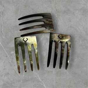 Peigne à cheveux artisanal en corne de buffle de qualité supérieure avec des dents larges et lisses, réduit la casse des cheveux, l'électricité statique et favorise la croissance. - Product Image 5