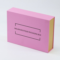 Caja de Regalo Rígida de Lujo con Tapa Rosa en Contraste, Base Dorada, Forro Interior Dorado, Estructura de Cartón Duro Completamente Envuelto