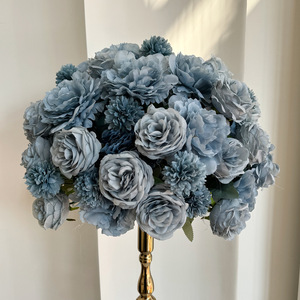 Arrangement floral artificiel bleu grisâtre classique, roses et œillets mélangés, fait main, haute simulation, centre de table de mariage - Product Image 1