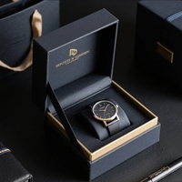 Boîte à montre carrée élégante de luxe avec logo personnalisé en relief et doublure en éponge pour emballage cadeau homme et femme