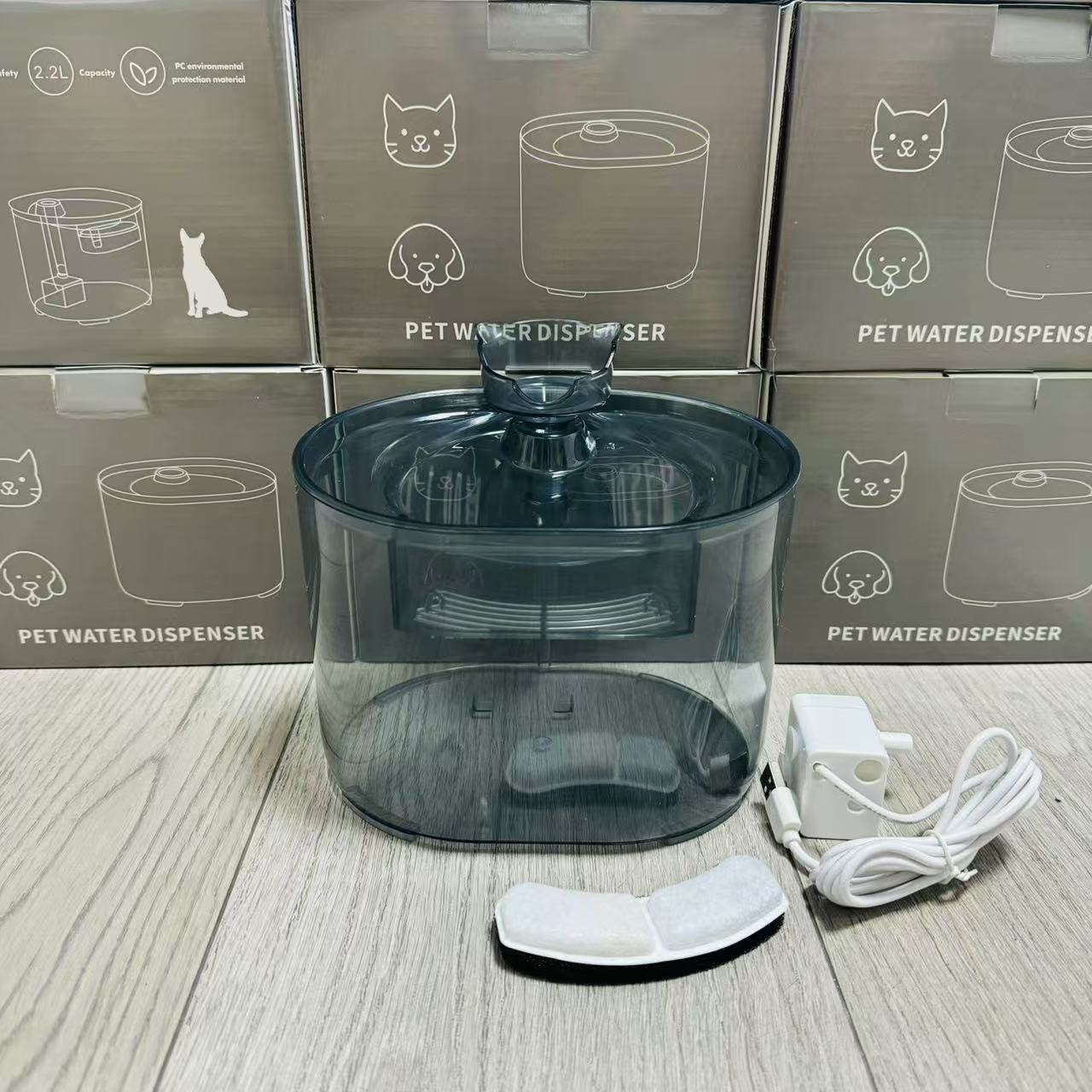 Fuente de agua transparente con forma de cabeza de gato.