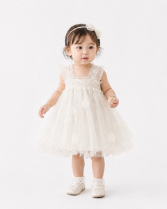 Robe de bébé fille en tulle avec appliques florales enchanteuses et ailes de papillon pour les anniversaires - Product Image 4