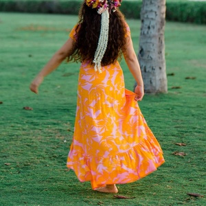 Robe mi-longue en rayonne douce à imprimé plage pour femmes, fabriquée sur mesure, avec décolleté en V profond et fente, de la marque Designer Factory - Product Image 4