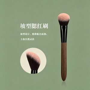 Pinceau à blush incliné avec manche en bois et fibres synthétiques pour l'application du maquillage du visage - Product Image 1