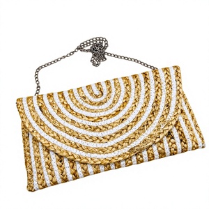 Pochette en paille tressée avec chaîne, design bohème rayé, sac à bandoulière pour femme, sac à main en jute tressée fait main avec chaîne - Product Image 1