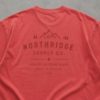 T-shirt rouge léger coupe ample avec poche poitrine, logo imprimé numérique personnalisé, style vintage délavé, manches courtes pour homme