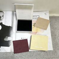 Collection d'emballages de bijoux blancs et bordeaux A1 avec boîte cadeau carrée, insert foncé et pochette à rabat pour cadeaux de boutique