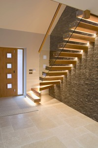 Scala interna galleggiante personalizzata con gradini in legno massiccio <span class=keywords><strong>e</strong></span> combinazione acciaio-vetro - Product Image 5