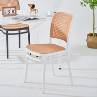 Chaise nordique moderne empilable en plastique rotin avec dossier pour la maison et l'entrepôt