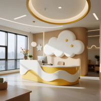 Bureau de réception commercial extensible jaune et blanc, design moderne et élégant, motif étoile et nuage, pour immeubles de bureaux, centres commerciaux, hôtels, espaces enfants, en PETG