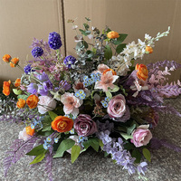 Nouvel Arrivage – Chemin de table rose vif avec fleurs de couleur caramel, hydrangeas et roses au toucher réel, et rangée de fleurs d'eucalyptus pour allée florale