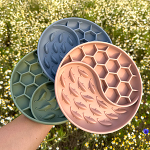 Plato Redondo de Silicona para Mascotas, Plato de Alimentación Lenta con Diseño de Panal de Abeja y Delfín, Plato Antideslizante con Base de Succión para Perros y Gatos - Product Image 1