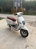 Moto électrique urbaine moderne au design épuré, vélo électrique tendance