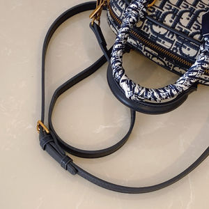 Sac à main pour femmes à motifs rétro tendance. Fabriqué en matériau PU. Sac à main de luxe de créateur. - Product Image 4