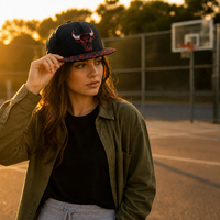 Topi Snapback Gaya Hip Hop Street Style, Bahan Twill, Pinggiran Datar, Bordir Kepala Banteng, Bagian Belakang Berjaring, 7 Lubang, Tali Plastik yang Dapat Disesuaikan