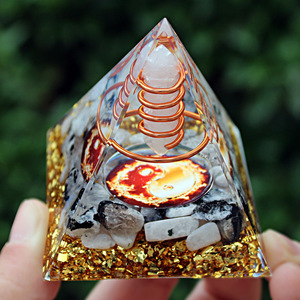 คริสตัลชิปพีระมิดเรซิ่นอีพ็อกซี่งานฝีมือประดับตกแต่งโต๊ะทำงาน คริสตัลสีขาวทรงเสา หินไท่ชิสีแดง หินมูนสโตน ของตกแต่งบ้าน ของขวัญ - Product Image 4