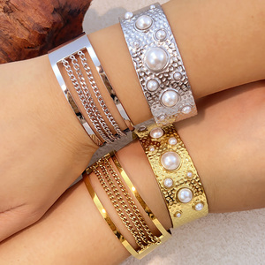 Bracciale Y & <span class=keywords><strong>S</strong></span> Open Wide Edition in <span class=keywords><strong>acciaio</strong></span> inossidabile con perle, placcato oro 18 carati, gioiello impermeabile da donna, idea regalo. - Product Image 1