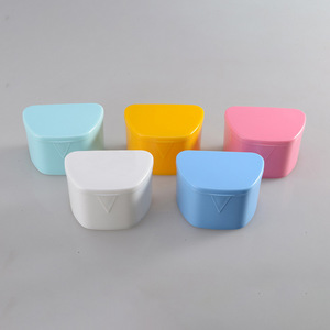 Estuche para Dentadura Postiza de Plástico Semicircular Completo con Malla para Cuidado Bucal de Adultos - Product Image 4
