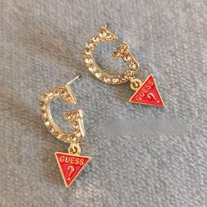 Pendientes <span class=keywords><strong>de</strong></span> Diseño con Letra <span class=keywords><strong>GUESS</strong></span> Estilo Europeo Americano, Incrustaciones <span class=keywords><strong>de</strong></span> Piedras Preciosas y Triángulo Invertido Esmaltado, Venta al Por Mayor - Product Image 4